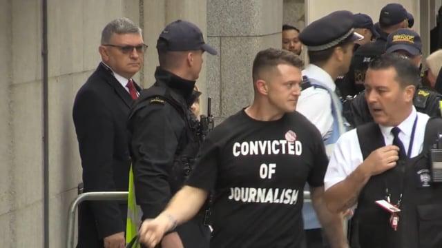 [AE News] Tommy Robinson přichází k soudu v Londýně v tričku s nápisem o odsouzení za novinařinu!